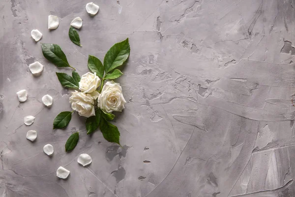 White Roses Petals Grey Background — Stock Photo, Image
