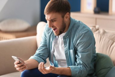 Cep telefonu evde agresif adamla