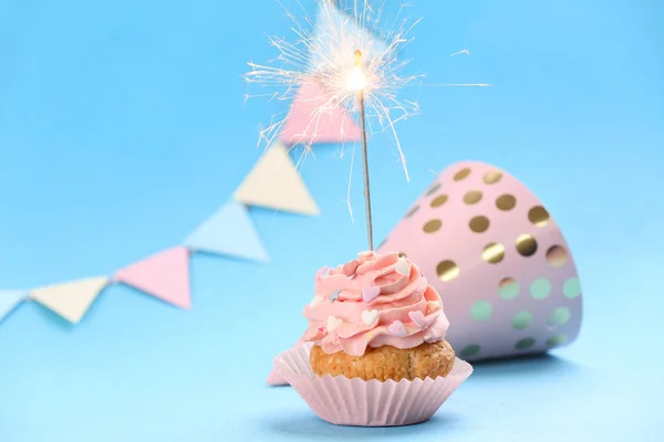 Gustoso Cupcake Compleanno Con Scintillante Sullo Sfondo Colore — Foto Stock