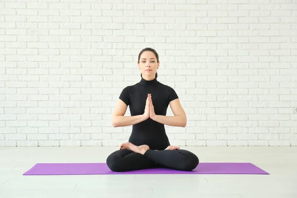 Jonge Vrouw Die Yoga Binnen Oefent — Stockfoto