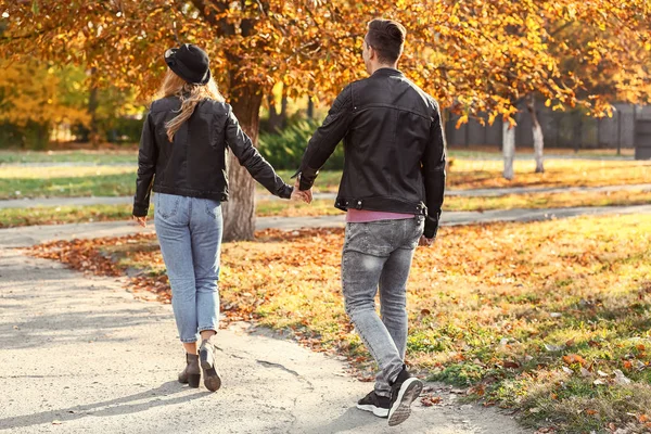 Kochający Młodą Parę Romantyczną Randkę Jesienny Park — Zdjęcie stockowe
