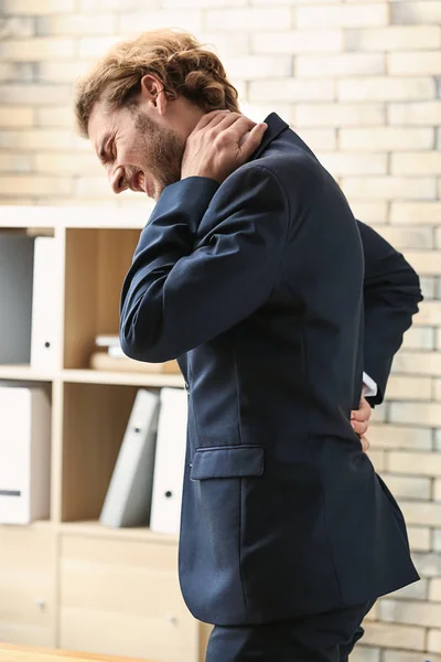 Jungunternehmer Leidet Unter Rückenschmerzen Amt — Stockfoto