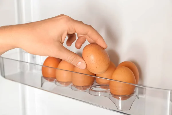 Donna Che Tira Fuori Uova Dal Frigo Primo Piano — Foto Stock