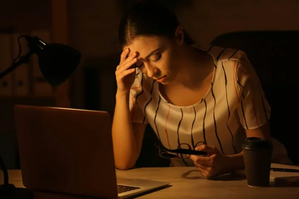 Mulher Que Sofre Dor Cabeça Enquanto Trabalha Casa Tarde Noite — Fotografia de Stock