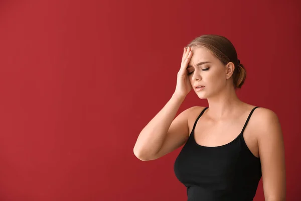 Junge Frau Leidet Unter Kopfschmerzen Auf Farbigem Hintergrund — Stockfoto