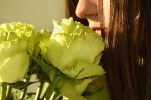 Woman Bouquet Green Roses Closeup — Stock Photo, Image