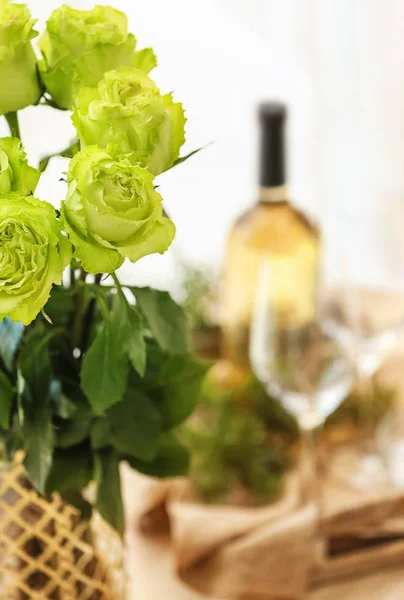 Beautiful Bouquet Green Roses Vase Closeup — Stock Photo, Image