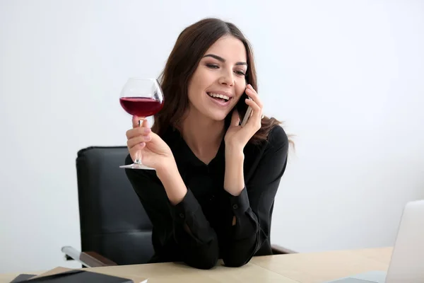 Schöne Junge Frau Trinkt Wein Büro — Stockfoto