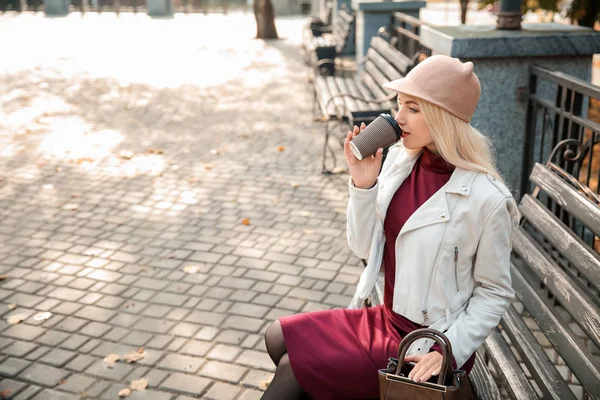 Vackra Fashionabla Kvinna Som Sitter Bänken Höst Park — Stockfoto