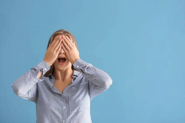 Emotional Young Woman Making Mistake Color Background — Stock Photo, Image