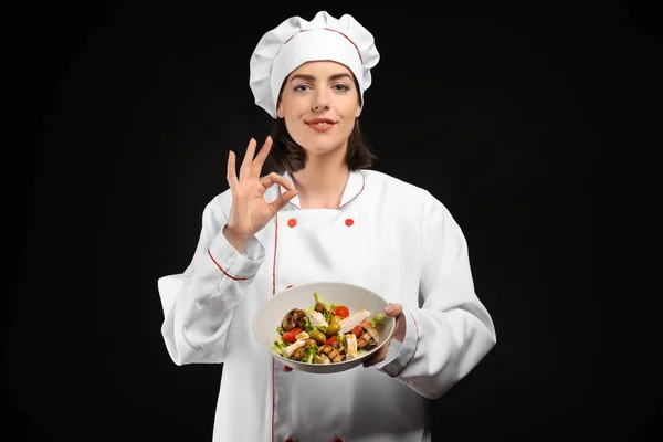 Giovane Chef Donna Con Insalata Sfondo Scuro — Foto Stock