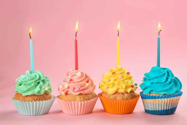 Lekkere Verjaardag Cupcakes Met Brandende Kaarsen Kleur Achtergrond — Stockfoto