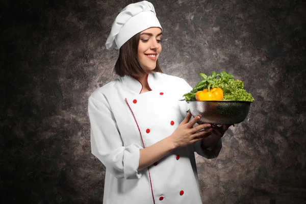 Jonge Vrouwelijke Chef Kok Met Groenten Donkere Achtergrond — Stockfoto