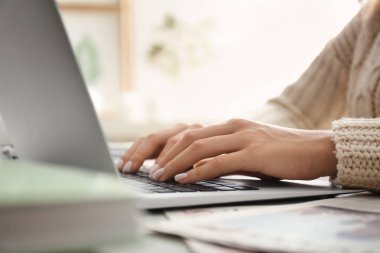 Işık tablosu, closeup dizüstü bilgisayar kullanan kadın