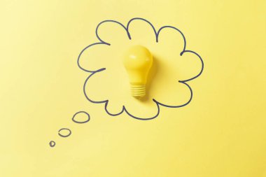 Renk arkaplanındaki ampul