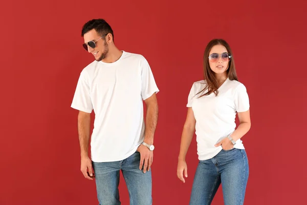 Joven Hombre Mujer Elegantes Camisetas Sobre Fondo Color — Foto de Stock