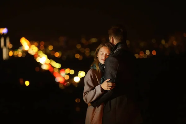 Liebendes Junges Paar Bei Romantischem Date Der Nacht — Stockfoto