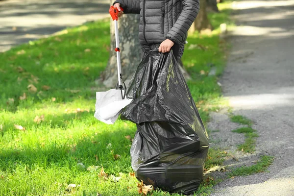 Woman Gathering Trash Park — Stock Photo, Image