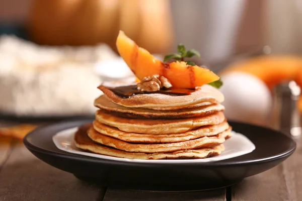 Heta Läckra Pannkakor Med Pumpa Bit Och Chokladsås Tallrik — Stockfoto