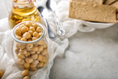 Gri masada nohut ile jar