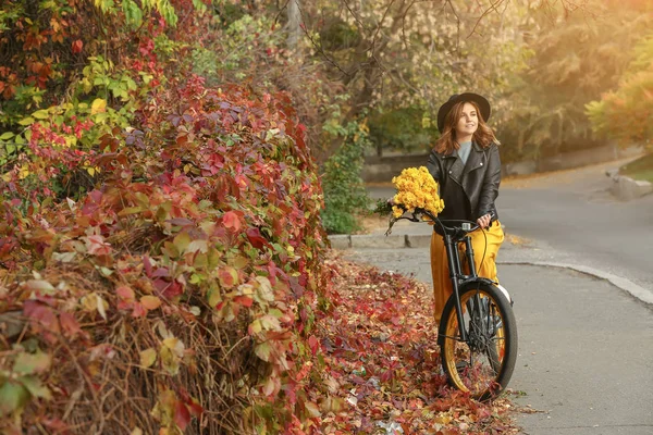 Beautiful Young Woman Bicycle Holding Yellow Flowers Outdoors — Stock Photo, Image