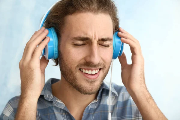 Junger Mann Hört Musik Auf Farbigem Hintergrund — Stockfoto