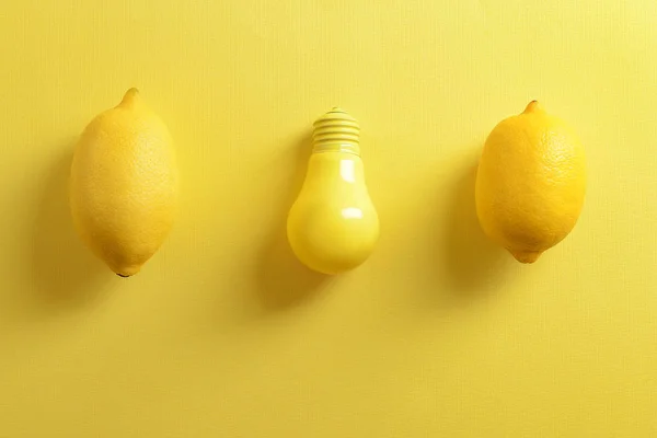 Painted Light Bulb Fresh Lemons Color Background — Stock Photo, Image