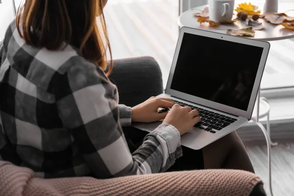 Mulher Com Laptop Sentado Poltrona — Fotografia de Stock
