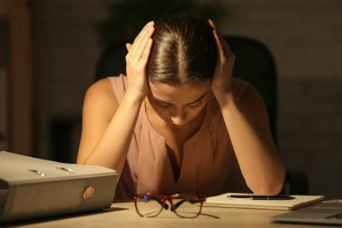 Akşam geç evde çalışırken baş ağrısı acı kadın