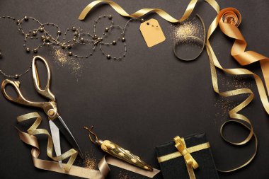 Siyah arka plan üzerinde Noel dekorasyonu ile güzel kompozisyon