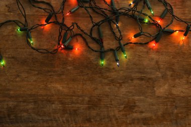 Tablo üzerinde parlayan Noel ışıkları