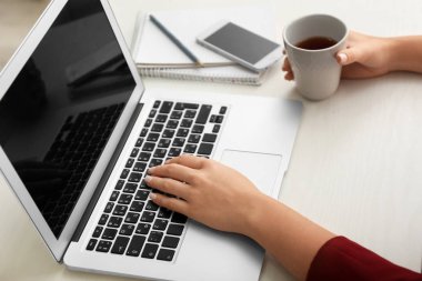 Işık masada dizüstü bilgisayar kullanan kadın