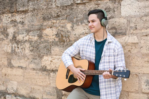 Young Man Playing Guitar Outdoors — Stock Photo, Image