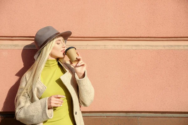 Mulher Elegante Bonita Bebendo Café Livre — Fotografia de Stock