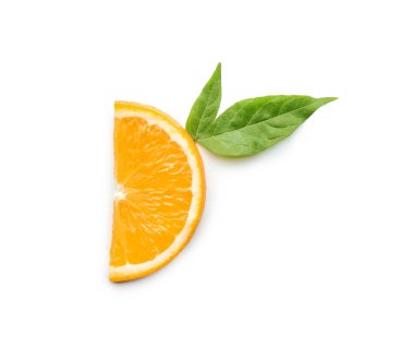 Beyaz zemin üzerine lezzetli olgun portakal dilim