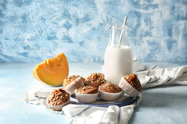 Deliziosi Muffin Alla Zucca Bottiglia Latte Tavola — Foto Stock