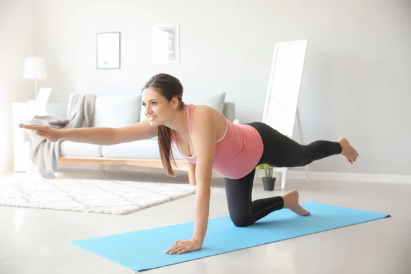 Ung Gravid Kvinna Som Utövar Yoga Hemma — Stockfoto