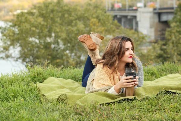 Schöne Junge Frau Mit Thermoskanne Die Sich Auf Karierten Draußen — Stockfoto