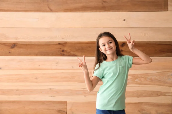 Cute Girl Shirt Showing Victory Gesture Wooden Background — Stock Photo, Image