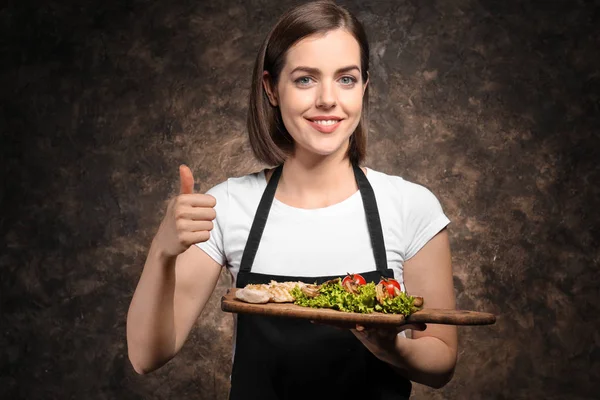 Jonge Vrouwelijke Chef Kok Met Smakelijke Schotel Donkere Achtergrond — Stockfoto