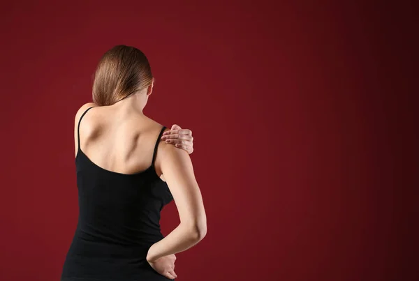Young Woman Suffering Pain Shoulder Color Background — Stock Photo, Image