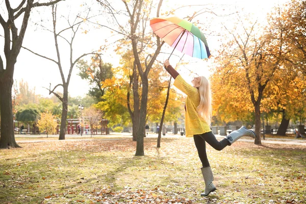 Schöne Modische Frau Mit Regenschirm Herbst Park — Stockfoto