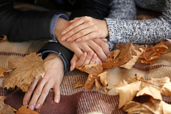 Pareja Joven Cariñosa Cogida Mano Parque Otoño — Foto de Stock