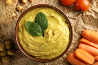 Parşömen üzerine lezzetli humus ile kase