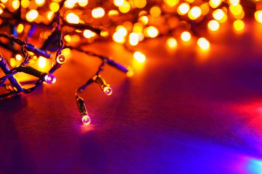 Karanlık arka planda parlayan Noel ışıkları