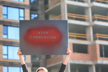 Afiş metin durdurmak bozulması ile açık havada tutan kadın