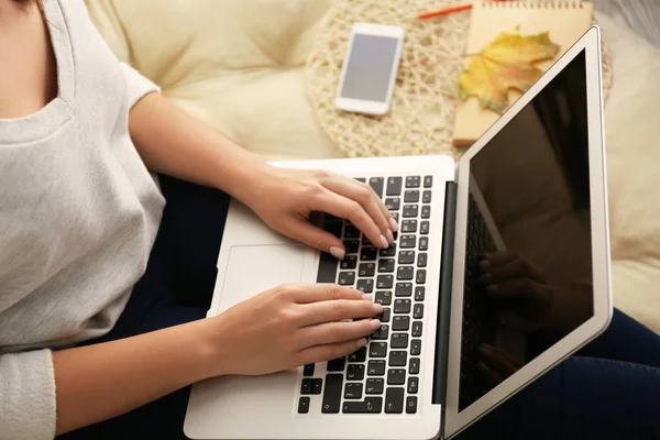 Mulher Usando Laptop Casa Close — Fotografia de Stock