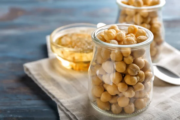 Renk ahşap masa üzerinde nohut ile jar