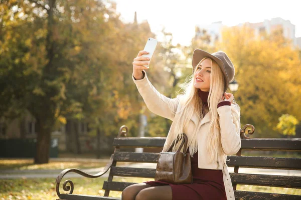 Piękna Kobieta Modne Biorąc Selfie Jesienny Park — Zdjęcie stockowe