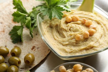 Lezzetli humus ve metal tepsi, closeup gözleme ile kase